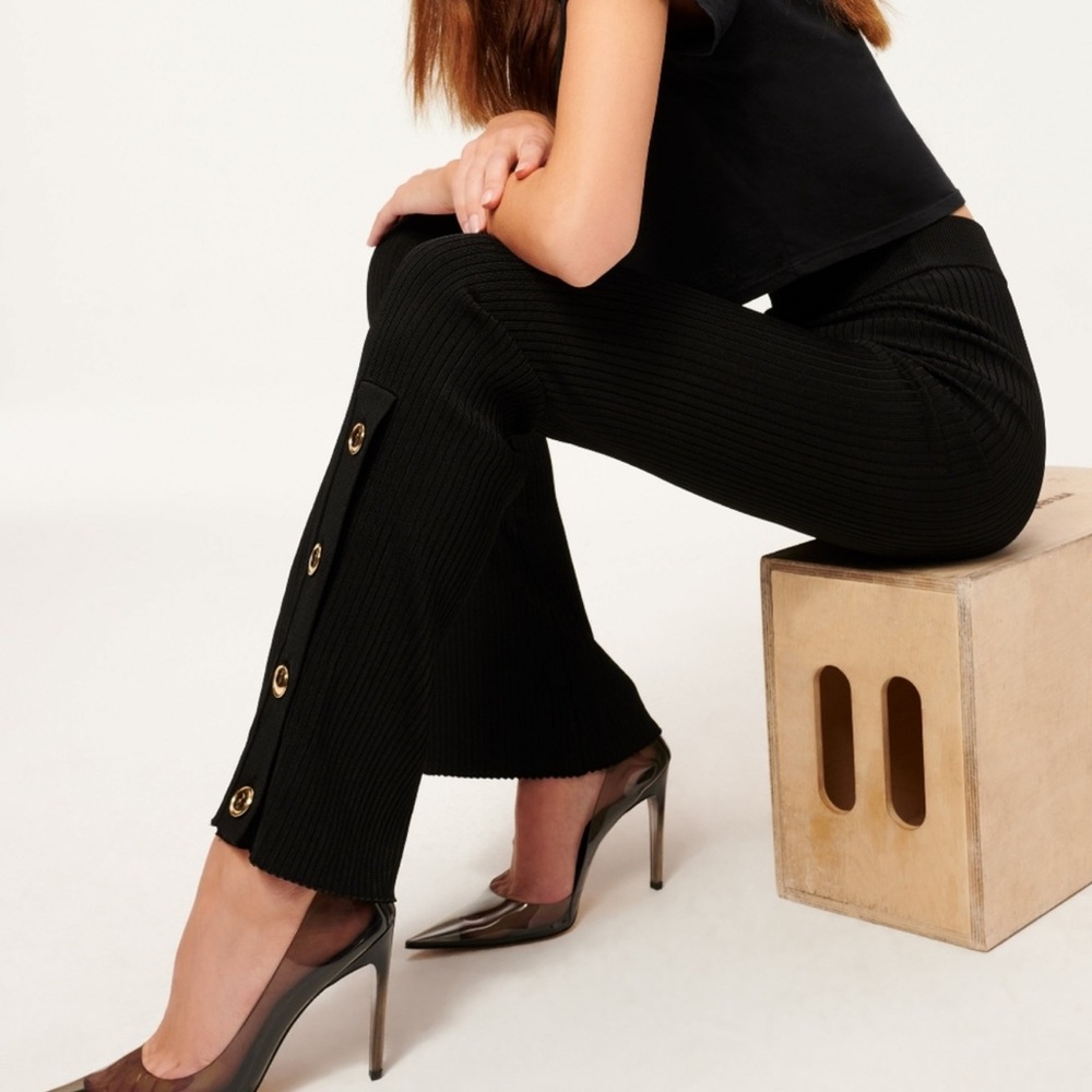 Good American Black Cropped Pants with Button Accents